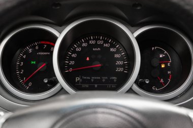 Novosibirsk / Rusya Mayıs 02 2020: Suzuki Grand Vitara, Araç paneli, dijital parlak hız göstergesi, kilometre sayacı ve diğer araçlar 