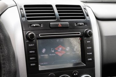 Novosibirsk / Rusya Mayıs 02 2020: Suzuki Grand Vitara, monitör, radyo, oyuncu ve kontrol düğmesi olan siyah paneli kapatın 