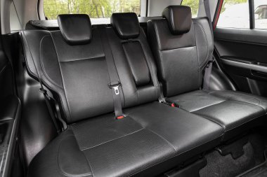 Novosibirsk / Rusya Mayıs 02 2020: Suzuki Grand Vitara, siyah derili yolcular için arka koltuk. Rahat vagon içeride. 