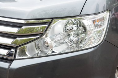Novosibirsk / Rusya Mayıs 02 2020: Honda Stepwagon, modern bir arabanın parlayan farları. Dış detay  