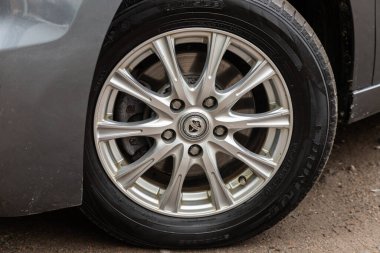 Novosibirsk / Rusya Mayıs 02 2020: Honda Stepwagon, alaşımlı tekerlek ve yakın çekimde yeni lastik. Tekerlek ayarlama diski