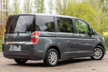 Novosibirsk / Rusya Mayıs 02 2020: Honda Stepwagon, yeşil sokağa park edilmiş modern gri minivanın arka görüntüsü. 