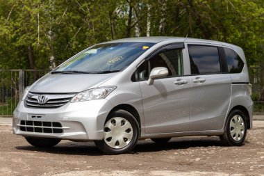 Novosibirsk / Rusya Mayıs 02 2020: Honda Freed, yeşil sokağa park etmiş modern gri hatchback 'in ön görüntüsü. 