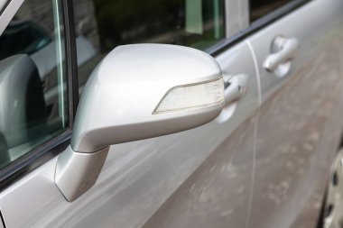 Novosibirsk / Rusya Mayıs 02 2020: Honda Freed, bir arabanın yan aynası. Dış detay 