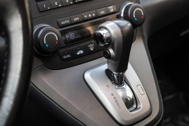 Novosibirsk / Rusya Mayıs 02 2020: Honda CR-V, otomatik vites kutusunun yakın görüntüsü. İç araba, otomatik vites kolu. 