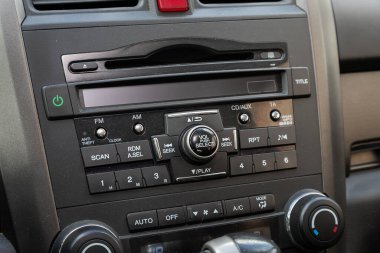 Novosibirsk / Rusya Mayıs 02 2020: Honda CR-V, radyo, oyuncu ve kontrol düğmesi olan siyah paneli kapatın 