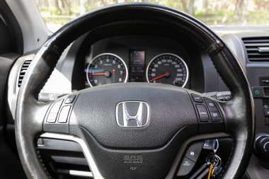 Novosibirsk / Rusya Mayıs 02 2020: Honda CR-V, Prestige araba içi gösterge paneli, direksiyon, hız göstergesi ve taktik ölçer. Siyah deri iç döşeme 