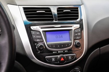 Novosibirsk / Rusya Mayıs 02 2020: Hyundai Solaris, radyo, oyuncu ve kontrol düğmesi olan siyah paneli kapatın 