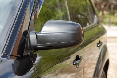 Novosibirsk / Rusya Mayıs 02 2020: Hyundai Tucson, bir arabanın yan aynası. Dış detay 