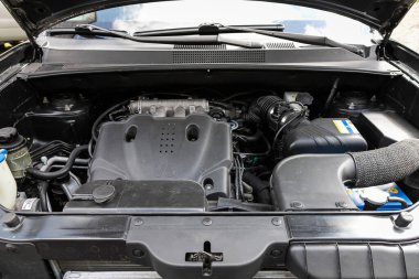 Novosibirsk / Rusya Mayıs 02 2020: Hyundai Tucson, araba motoru ön görüş detaylarını kapatın. İçten yanmalı motor, araba parçaları, ayrıştırma