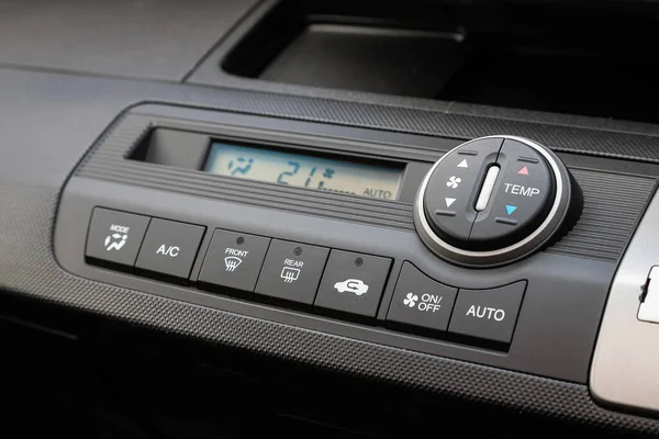 Novosibirsk / Rusya Mayıs 02: 2020: Honda Freed, arabanın içinde klima düğmesi olan araç panelini kapatın 