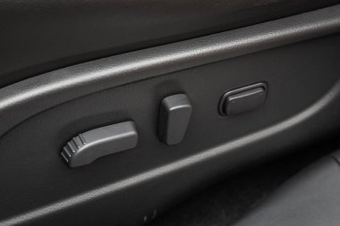 Koltuk ayarlama düğmelerini kapat. modern araba iç mimarisi