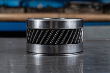 Bir araba şanzımanının önemli bir yedek parçasının yakın plan görüntüsü. Araba için parlak metaller. Metal ototeknoloji arka planı