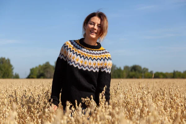 Portrait Beau Jeune Modèle Vêtements Chauds Profiter Journée Sur Terrain — Photo