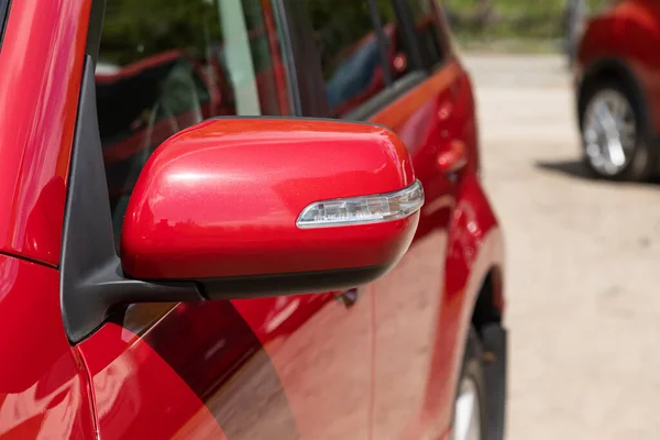 Πλευρικός Καθρέφτης Ενός Κόκκινου Αυτοκινήτου Εξωτερική Λεπτομέρεια — Φωτογραφία Αρχείου