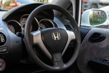 Novosibirsk / Rusya Mayıs 03: 2020: Honda Fit, Prestige araba içi gösterge paneli, direksiyon simidi, hız göstergesi ve taktik ölçer. Siyah deri iç döşeme 
