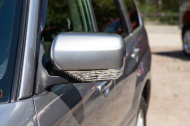 Novosibirsk / Rusya Mayıs 03: 2020: Subaru Forester, bir arabanın gümüş yan aynası. Dış detay 