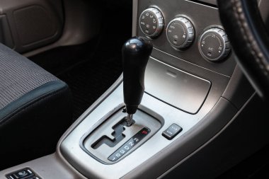 Novosibirsk / Rusya Mayıs 03: 2020: Subaru Forester, otomatik vites kutusunun yakın görüntüsü. İç araba, otomatik vites kolu. 