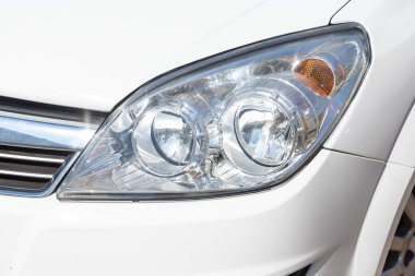 Novosibirsk / Rusya Mayıs 03 2020: Opel Astra, modern beyaz bir hatchback 'in parlayan farları. Dış detay  