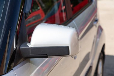 Novosibirsk / Rusya Mayıs 03: 2020: Kia Soul, Gri bir arabanın yan aynası. Dış detay 