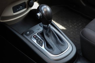 Novosibirsk / Rusya Mayıs 03 2020: Kia Soul, otomatik vites kutusunun yakın görüntüsü. İç araba, otomatik vites kolu.  