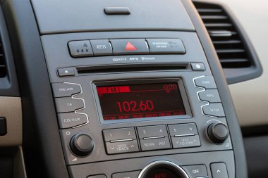 Novosibirsk / Rusya Mayıs 03: 2020: Kia Soul, FM-alıcısı, CD, ses kontrol düğmeleri, şarkılar ve diğer düğmeler arasında geçiş  