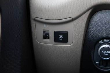 Novosibirsk / Rusya Mayıs 03: 2020: Kia Soul, arabanın farı ayarlama düğmeleri dahil. modern araba iç tasarımı: parçalar, düğmeler, düğmeler 