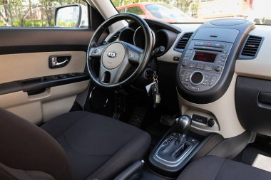 Novosibirsk / Rusya Mayıs 03: Kia Soul, Dark Car Interior - direksiyon, vites kolu ve gösterge paneli, iklim kontrolü, hız göstergesi, ekran. Yeni moda bir arabanın salonu.