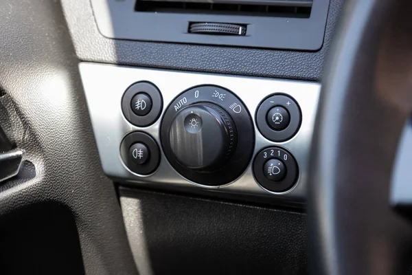 2020年5月3日 俄罗斯诺沃西尔斯克 Opel Astra 车内装有前灯按钮 现代汽车内部 — 图库照片