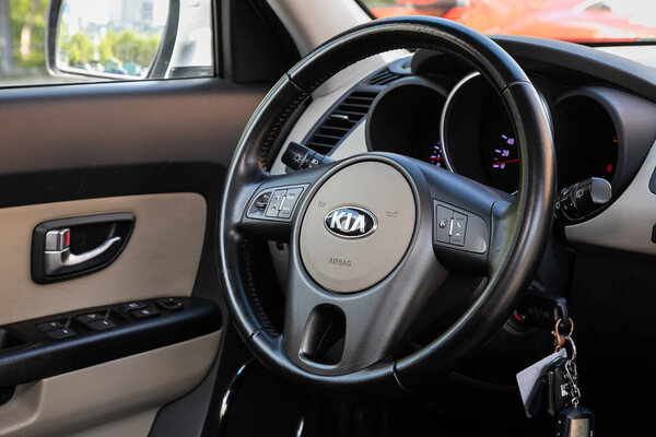 Новосибирск / Россия 03 мая 2020: Kia Soul, Престижный интерьер автомобиля с приборной панелью, рулевым колесом, спидометром и тахометром. Черный кожаный интерьер
 