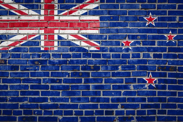 古いレンガの壁にペイント色で描かれたニュージーランドの国旗 レンガの壁の背景に旗 — ストック写真