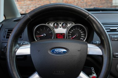 Novosibirsk / Rusya Mayıs 03 2020: Ford C-MAX, Prestige araba içi gösterge paneli, direksiyon simidi, hız göstergesi ve takometresi ile. Siyah deri iç döşeme 