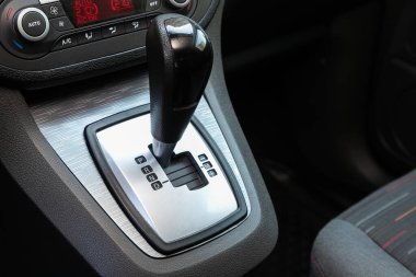 Novosibirsk / Rusya Mayıs 03 2020: Ford C-MAX, manuel şanzıman şanzıman kolunu kapatın. Hızlandırıcı sapı ve yeni bir arabanın düğmeleri. 