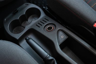 Novosibirsk / Rusya Mayıs 03: 2020: Ford C-MAX, arabadaki şarjı kapat, çakmak, aux, usb konnektörleri. modern araba iç mimarisi