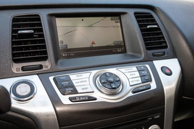 Novosibirsk / Rusya Mayıs 03: 2020: Nissan Murano, FM-alıcısı, CD, ses kontrol düğmeleri, şarkılar ve diğer düğmeler arasında geçiş  