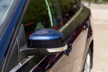 Novosibirsk / Rusya Mayıs 03: 2020: Ford Focus, mavi bir arabanın yan aynası. Dış detay 