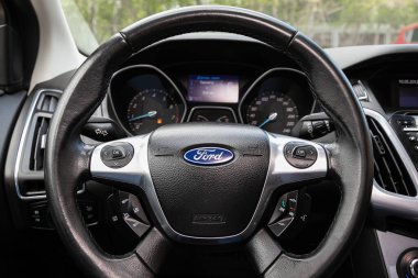 Novosibirsk / Rusya Mayıs 03 2020: Ford Focus, Prestige araba içi gösterge paneli, direksiyon simidi, hız göstergesi ve taktik ölçer. Siyah deri iç döşeme 