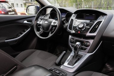 Novosibirsk / Rusya Mayıs 03 2020: Ford Focus, direksiyon, vites kolu ve gösterge paneli, iklim kontrolü, hız göstergesi, ekran. Yeni moda bir arabanın salonu.