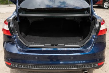 Novosibirsk / Rusya Mayıs 03: 2020: Ford Focus, bagajı açık bir arabanın arka görüntüsü. Modern bir arabanın dışı.