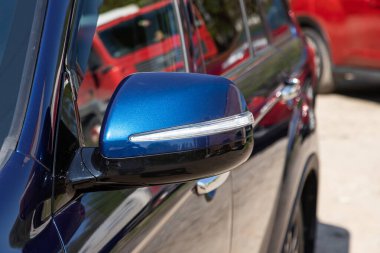 Novosibirsk / Rusya Mayıs 03: 2020: Lifan X60, mavi bir arabanın yan aynası. Dış detay 