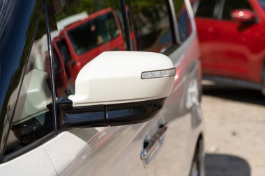 Novosibirsk / Rusya Mayıs 03: 2020: Honda Elision, beyaz bir arabanın yan aynası. Dış detay 