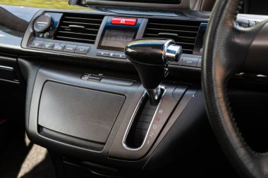 Novosibirsk / Rusya Mayıs 03: 2020: Honda Elision, manuel vites kutusunun şanzıman kolunu kapat. Hızlandırıcı sapı ve yeni bir arabanın düğmeleri. 