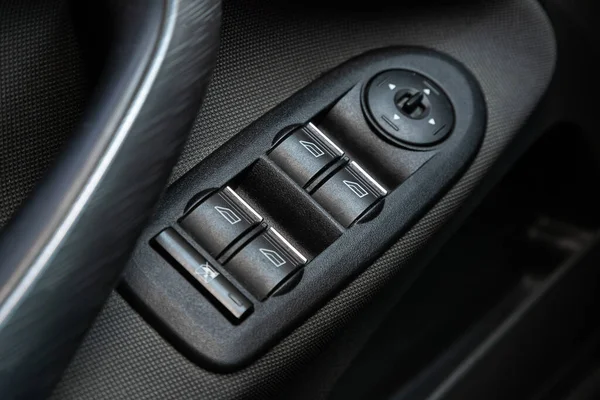 Novosibirsk Russia 2020年5月3日 福特C Max 一款新车门控面板的特写 扶手休息与窗口控制面板 门锁按钮 和镜像控制 — 图库照片