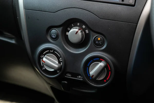 2020年5月3日 Nissan Note Close Car Ventilation System Air Conditioning Details — 图库照片