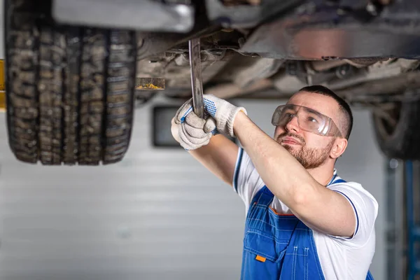 Ein Junger Mann Automechaniker Overalls Repariert Seinem Arbeitsplatz Die Aufhängung — Stockfoto