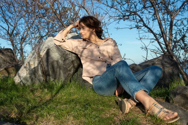 Ritratto Romantico Una Giovane Donna Con Capelli Ricci Jeans Occhiali — Foto Stock