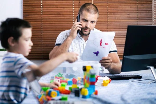 Jovem Pai Falando Telefone Tentando Trabalhar Computador Trabalho Remoto Durante — Fotografia de Stock