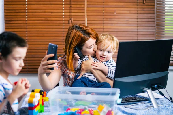 Mãe Com Dois Meninos Joelhos Tenta Rir Casa Faz Selfie — Fotografia de Stock