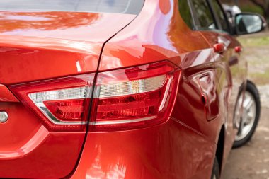 Novosibirsk / Rusya Mayıs 03 2020: Lada Vesta, kırmızı araba farları. Dış görev ayrıntıları. LED stop lambalı modern arabanın detaylarını kapat. 