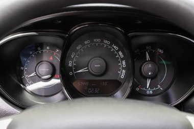 Novosibirsk / Rusya Mayıs 03: 2020: Lada Vesta, arabanın ön paneli parlak ışıkla aydınlatılmaktadır. Hız göstergesi, daire ölçer, yağ ve yakıt seviyesi